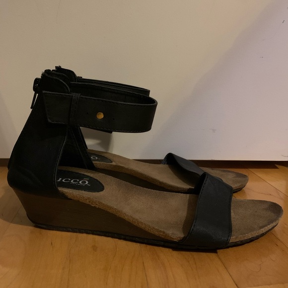 Bucco, Black, Sandor w/ Ankle Strap, Zipper Back, 1 inch Wedge, 7.5 - Picture 5 of 6